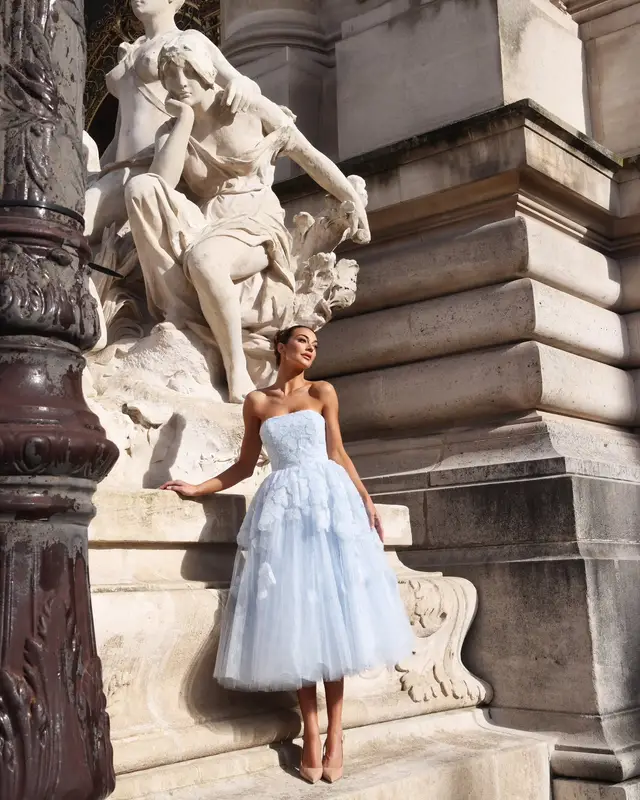 Women's Strapless Sleeveless Tulle Prom Dress with Appliqué and Floral Details Midi Length for Prom & Homecoming